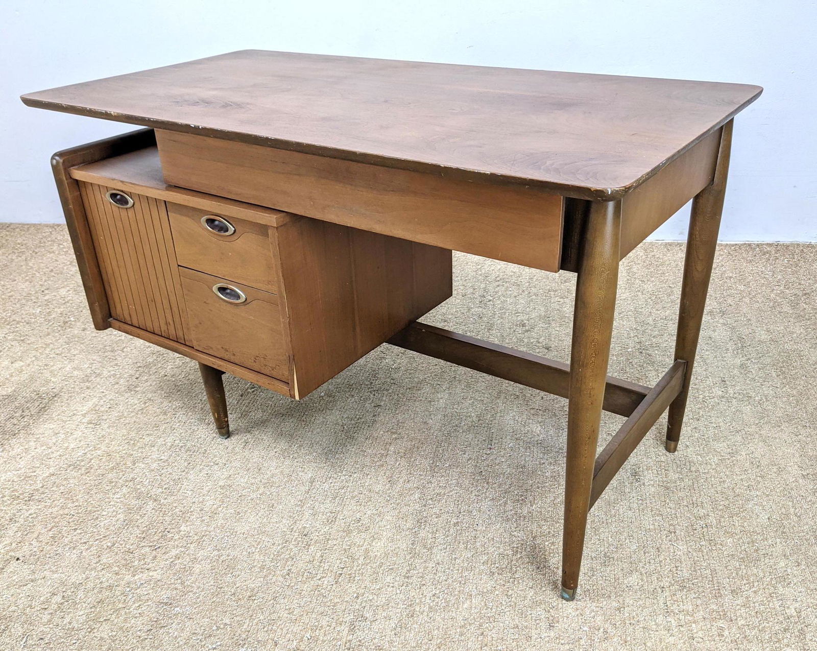HOOKER American Modern Desk. MAINLINE series. (1 of 17)