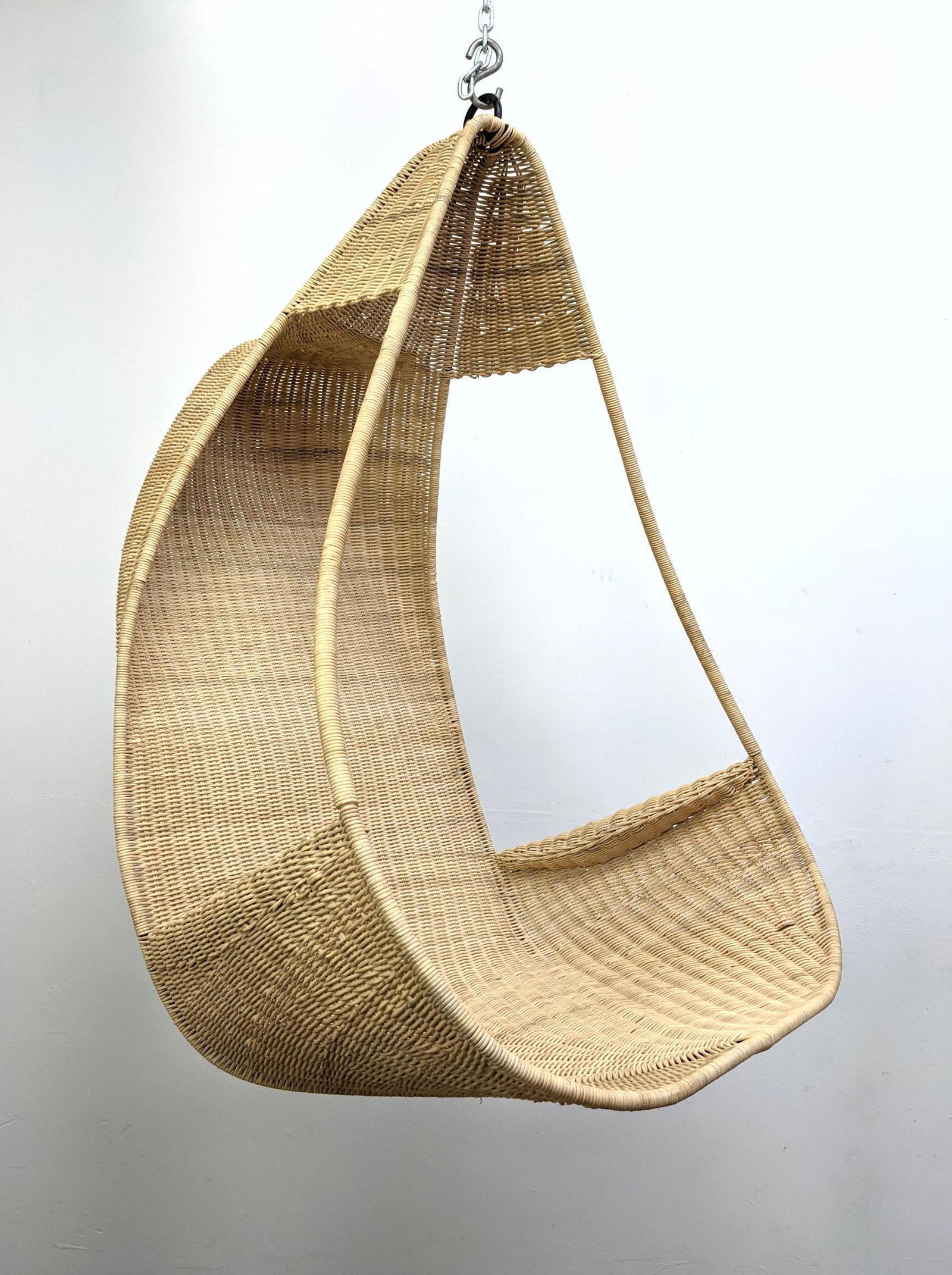 Hanging Wicker Rattan Scoop Lounge Chair. (1 of 13)