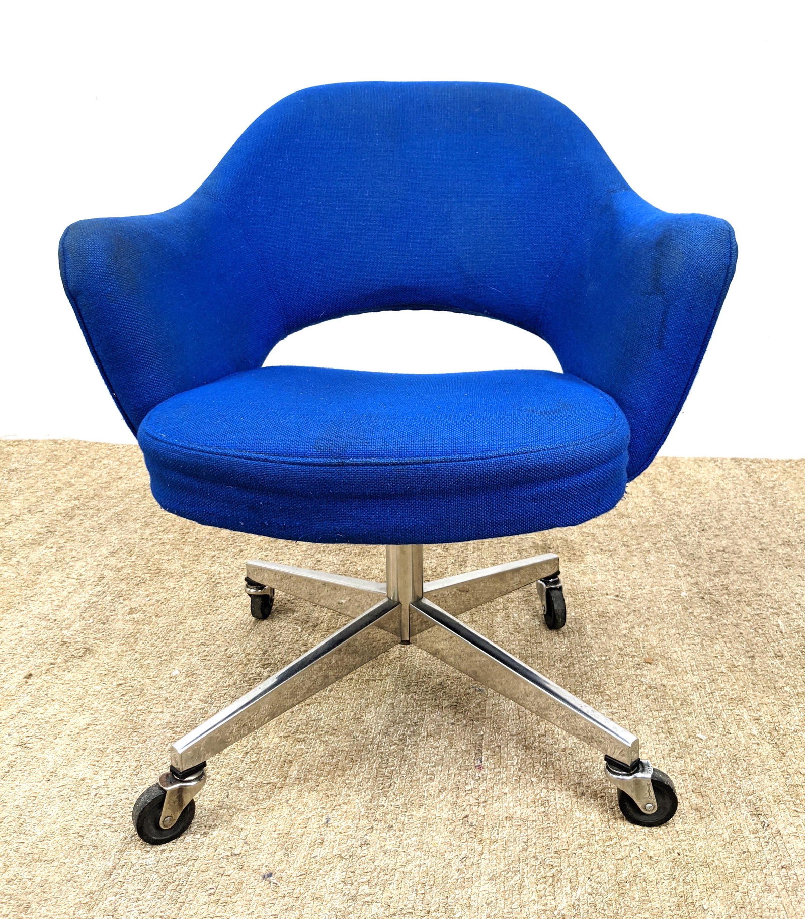 EERO SAARINEN for KNOLL Office Desk Chair. Cobalt blue (1 of 13)
