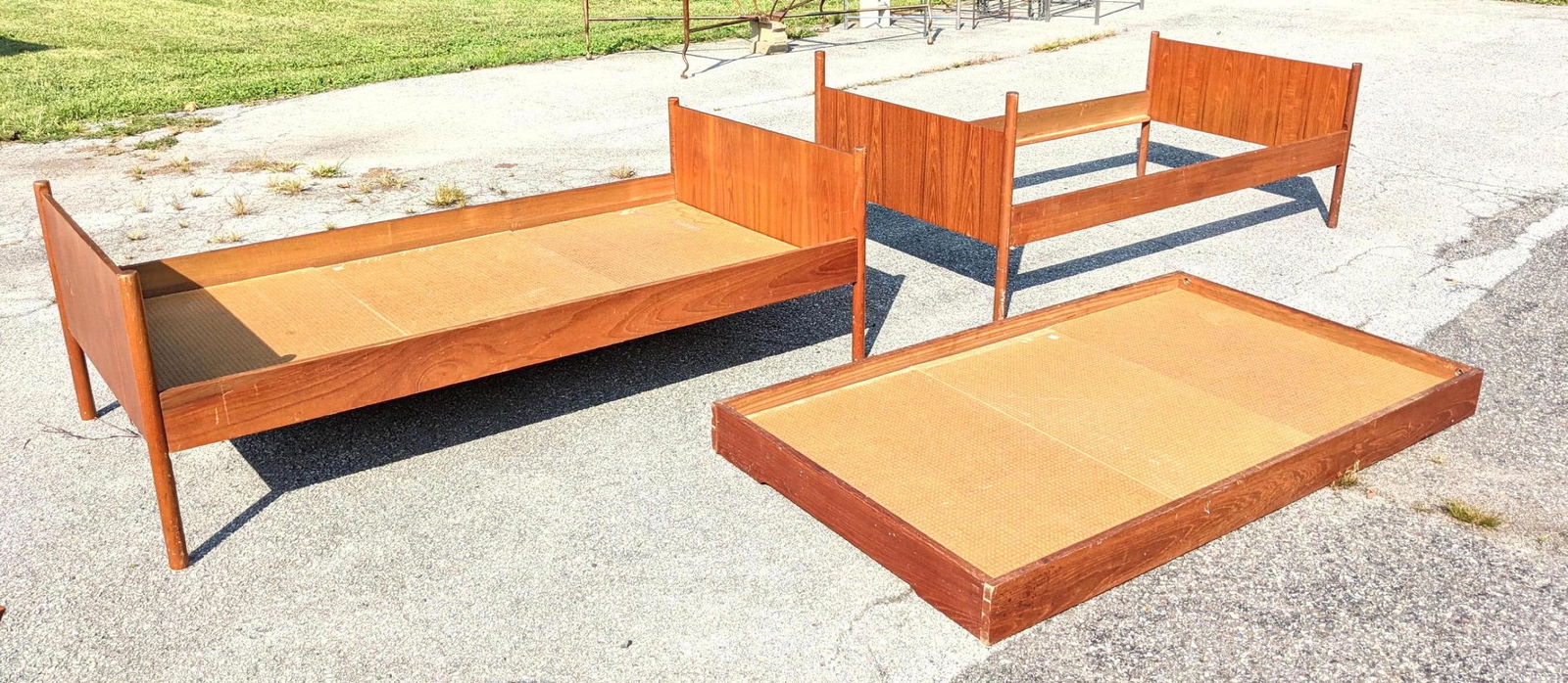 WESTNOFA Pr Twin Beds and Trundle. Marked. (1 of 15)