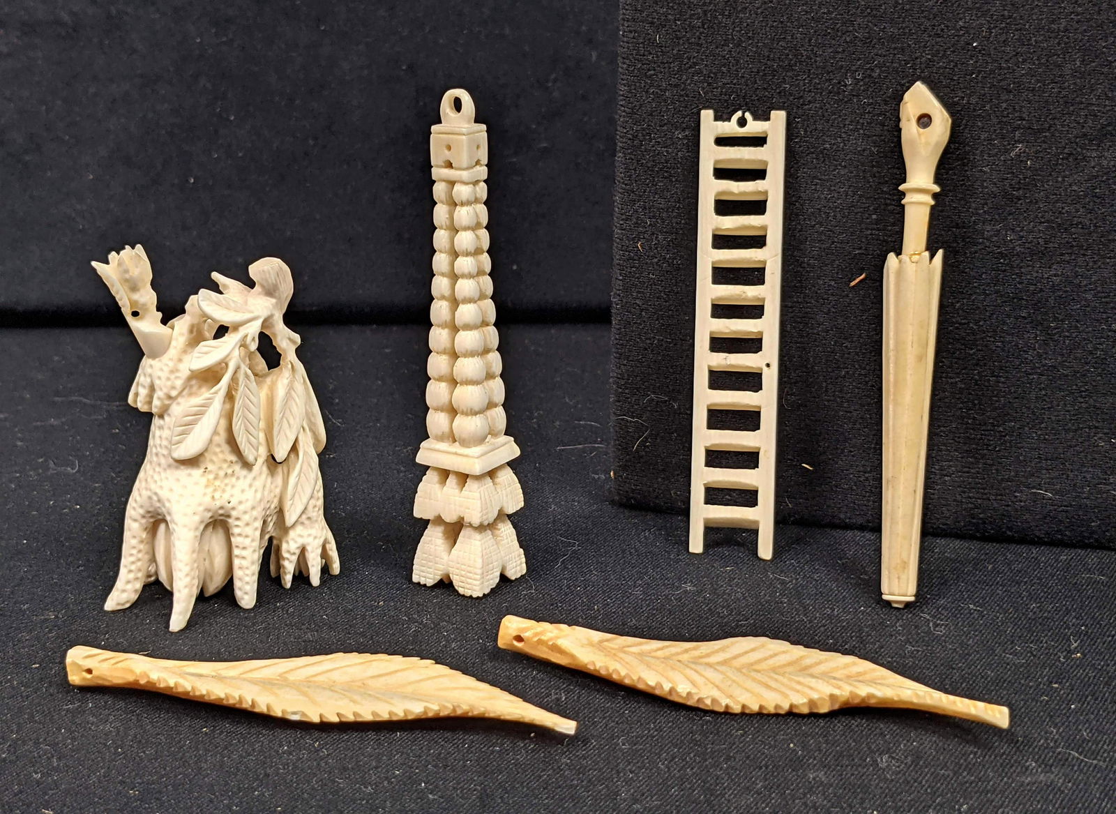 Lot of carved Decorative items. Leaves. Ladder, etc.: Lot of carved Decorative items. Leaves. Ladder, etc. -- Dimensions: H: 4 inches: W: 1 inches: D: 0 inches ---
