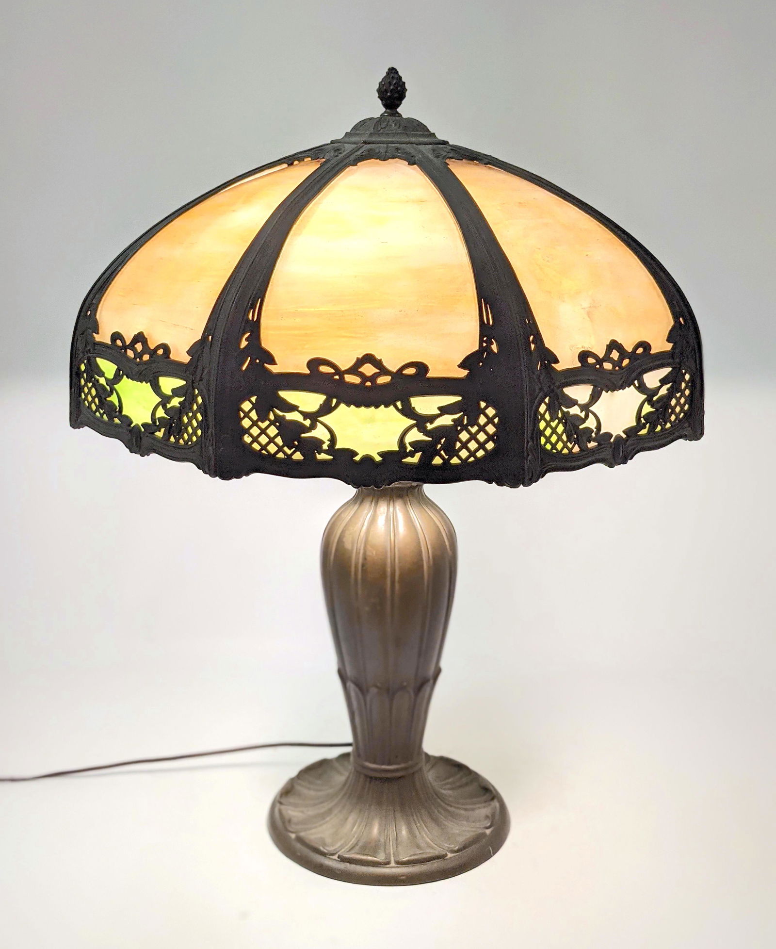 Bradley & Hubbard style Slag Glass Table Lamp. Decorati (1 of 15)