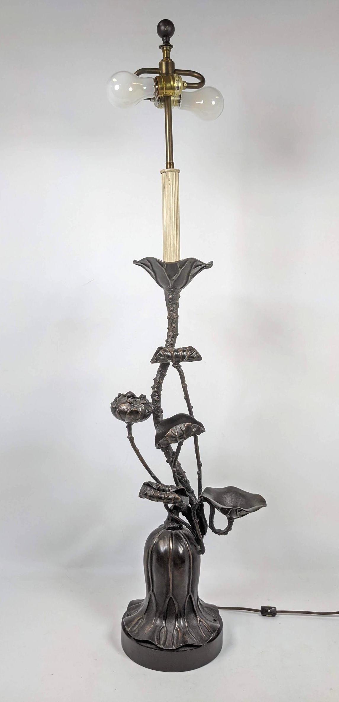 Metal Lotus design Table Lamp. (1 of 15)