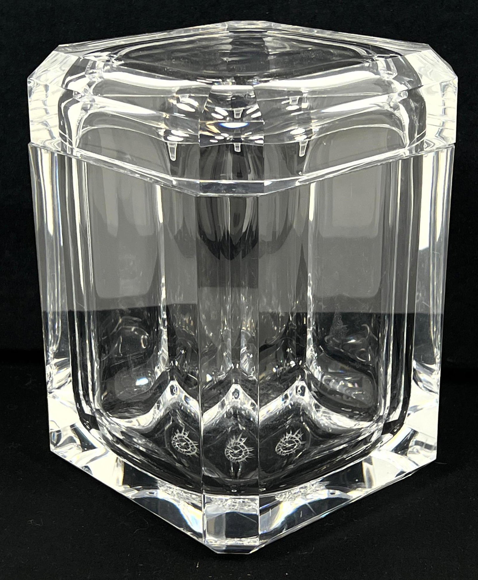 Mid Century Modern  Lucite Ice Bucket. Swivel lid. (1 of 4)