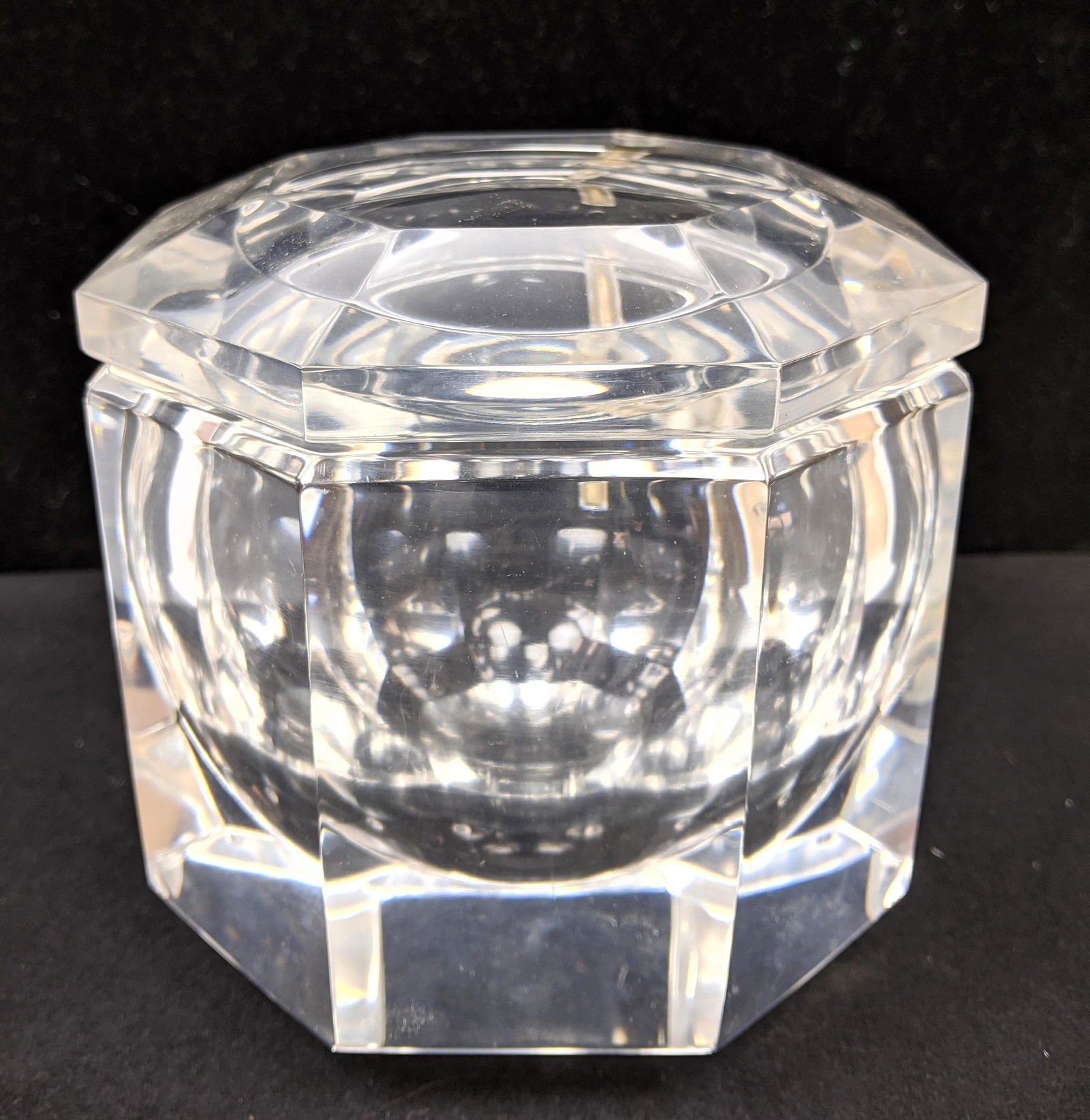 Small Modernist Faceted Lucite Ice bucket. Swivel lid. (1 of 8)