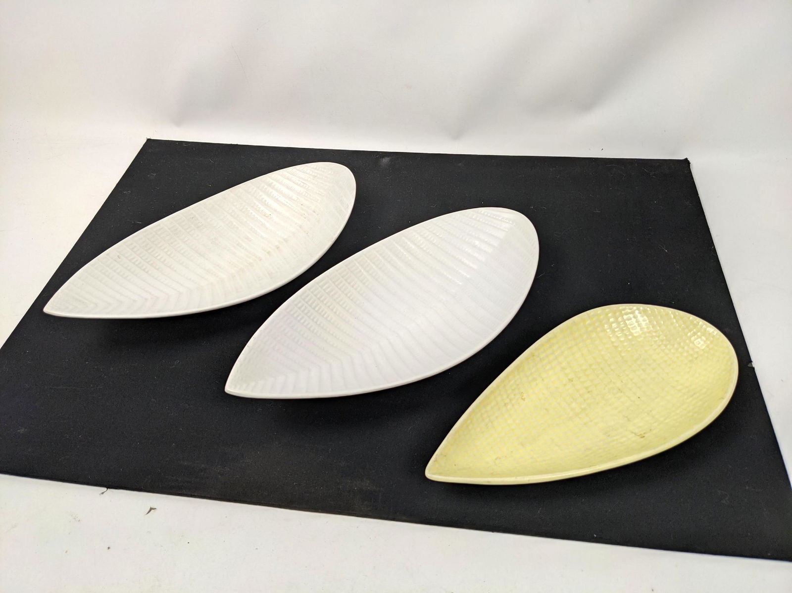 3pc GUSTAVSBERG Glazed Porcelain Petal Dishes. Sweden. (1 of 9)