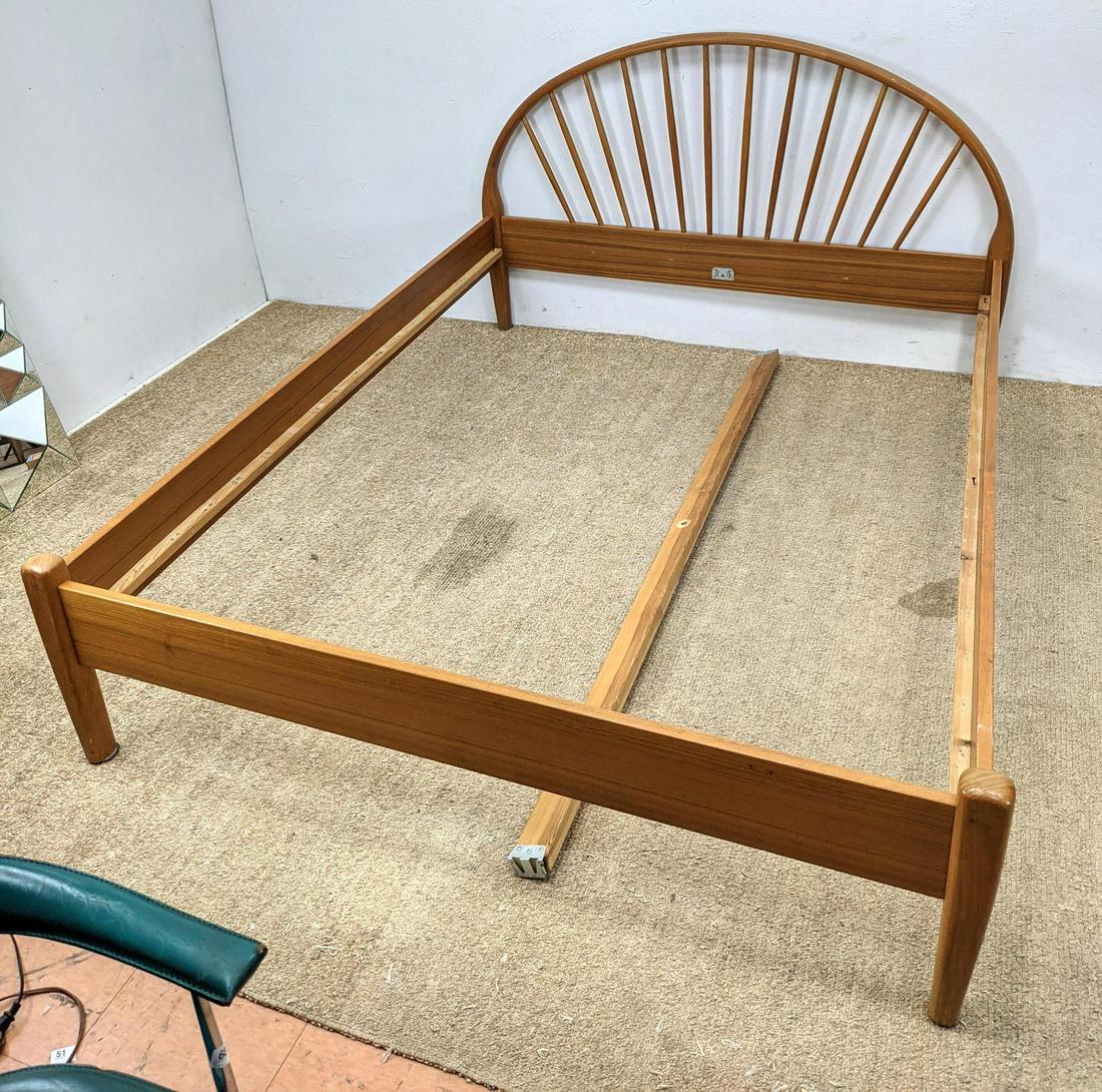 Danish Teak Sunrise design Headboard Queen Bed. Moderni (1 of 9)