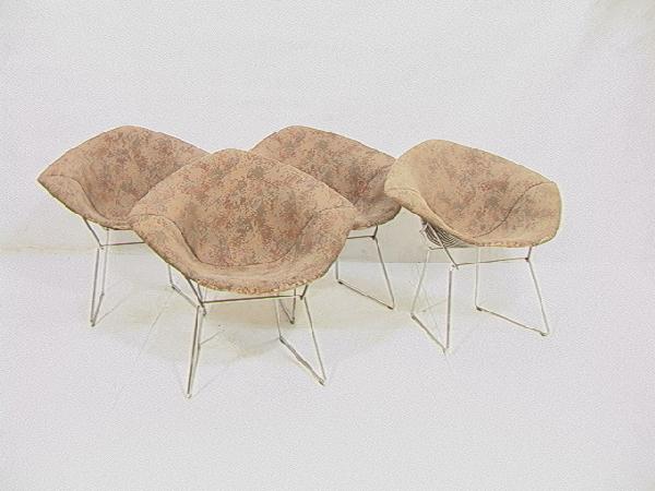 4 PCS. BERTOIA Wire Frame DIAMOND CHAIRS by KNOLL: 4 PCS. BERTOIA Wire Frame DIAMOND CHAIRS by KNOLL INC. Chrome wire frame with Padded Upholstered Seats. Tagged. 4 PCS Dimensions: H: 31 inches: W: 33.5 inches: D: 32 inches Condition (General): Lots o