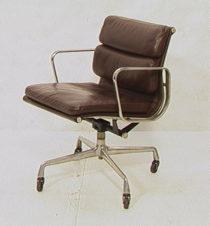 Herman Miller Soft Pad Aluminum Group Chair. Swi: Herman Miller Soft Pad Aluminum Group Chair. Swivel reclining office chair. Dimensions: H: 32 inches: W: 23 inches: D: 23 inches Condition (General): Lots of wear to arms.Please contact us with specif