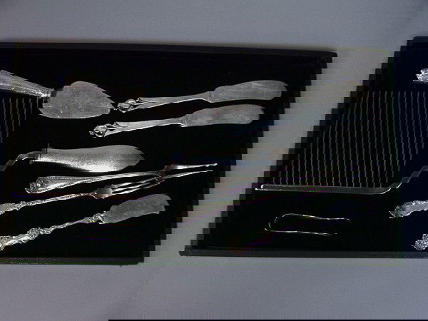 8 PCS STERLING Servers. Pr FRANK SMITH Butter Kni: 8 PCS STERLING Servers. Pr FRANK SMITH Butter Knives; Sterling Handled Cake Server; Pr Tongs; 4 Asst'd pieces. 8 PCS. (Silver weights are for weighable silver only. We did not count handles or weighte
