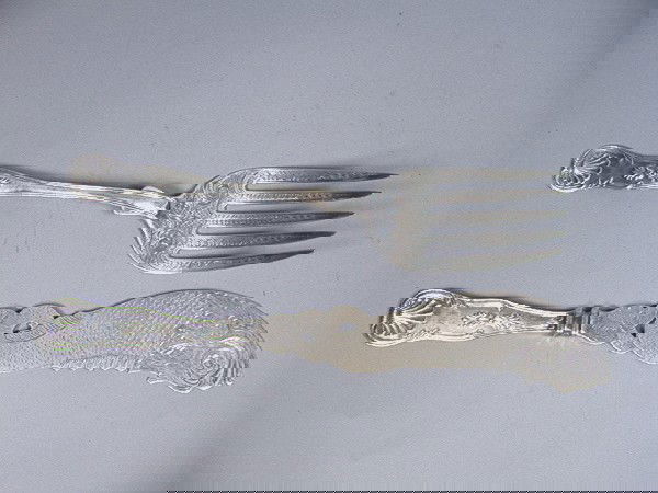 Pr R.W. Wilson Philadelphia STERLING Fish Servers: Pr R.W. Wilson Philadelphia STERLING Fish Servers. Knife with figural blade engraved with decorative fish design. Mkd. (Silver weights are for weighable silver only. We did not count handles or weight