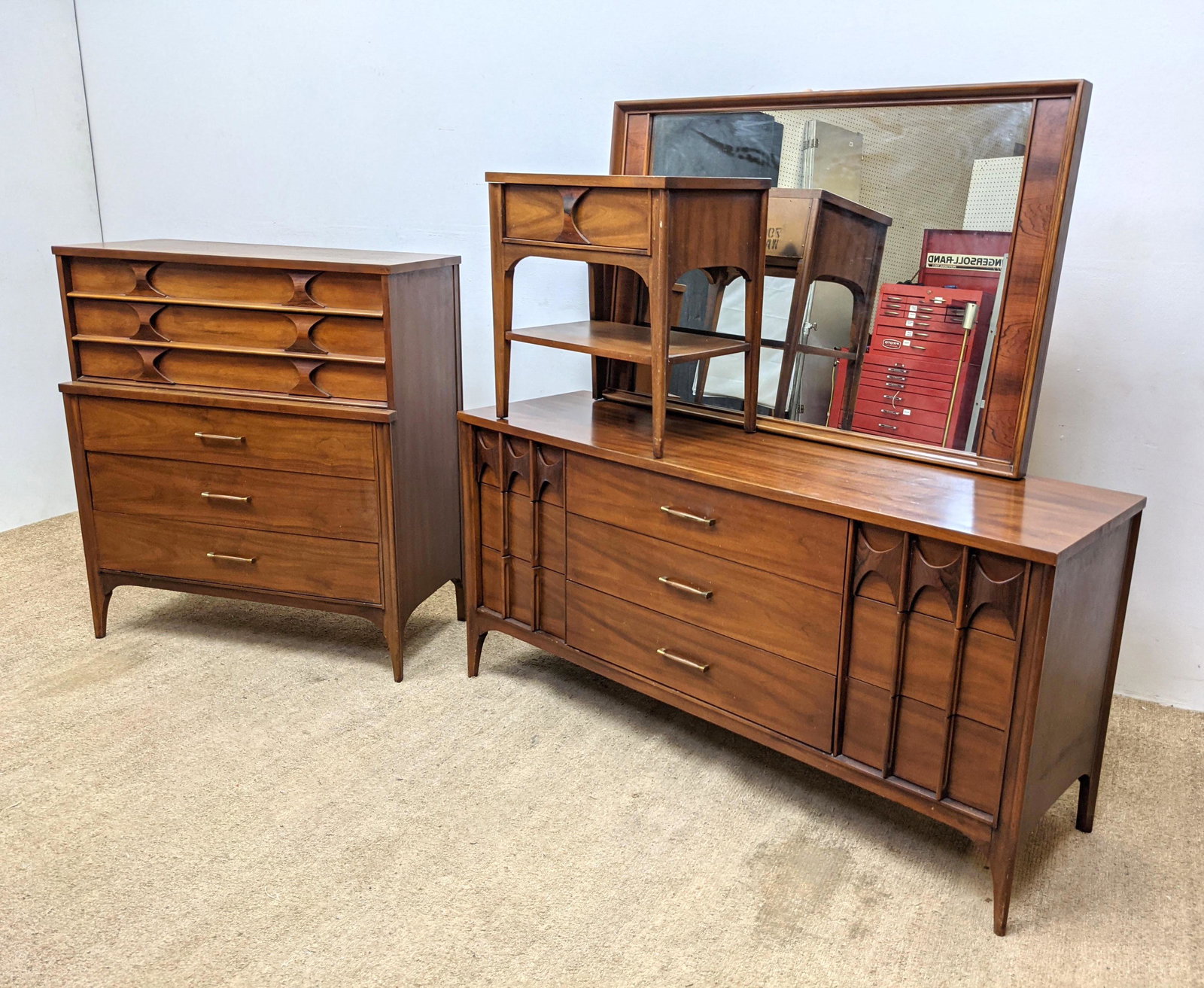 4pc KENT COFFEY American Modern Walnut Bedroom Set. "Pe (1 of 5)