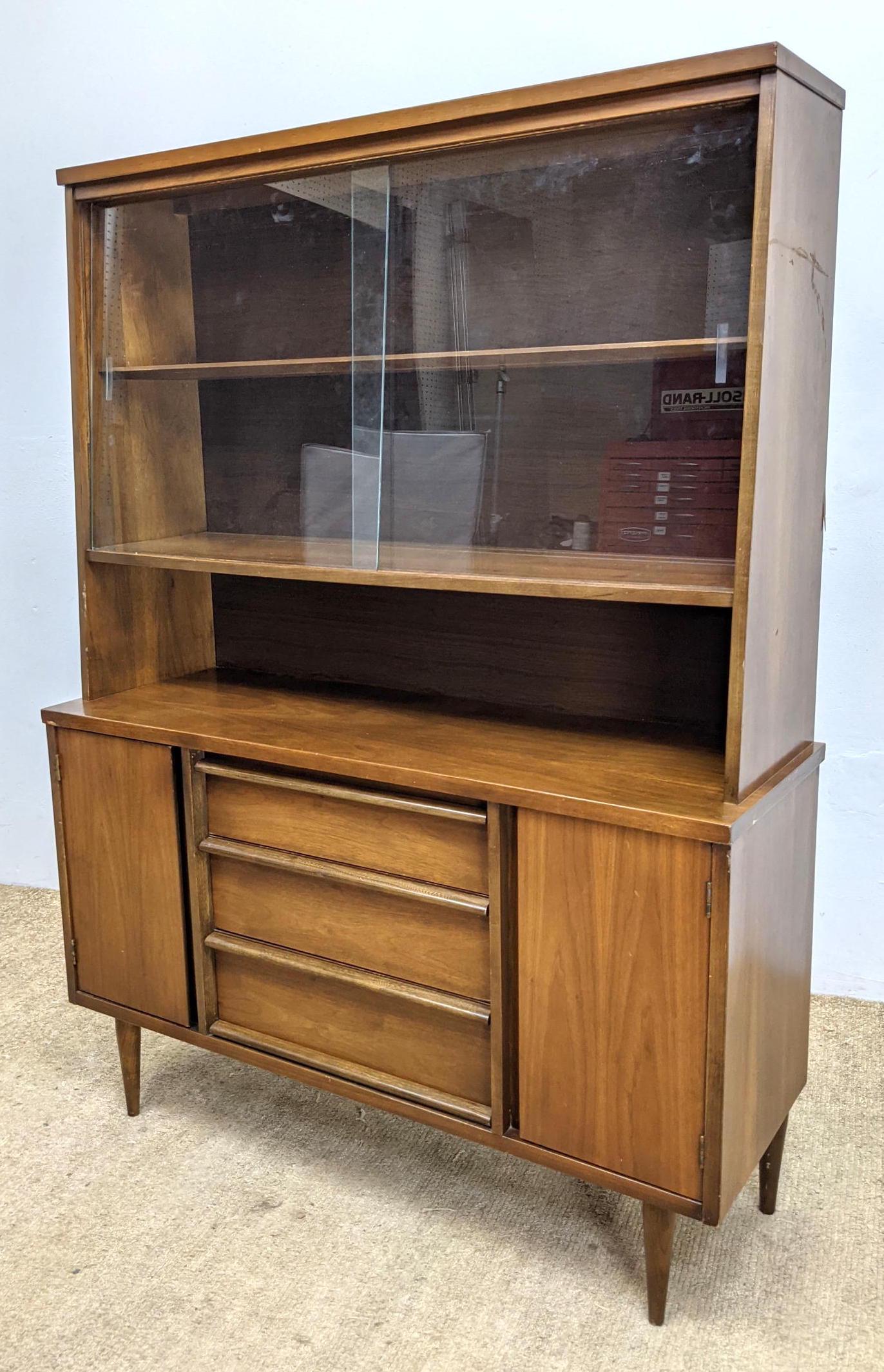 BASSETT American Modern China Cabinet. (1 of 12)