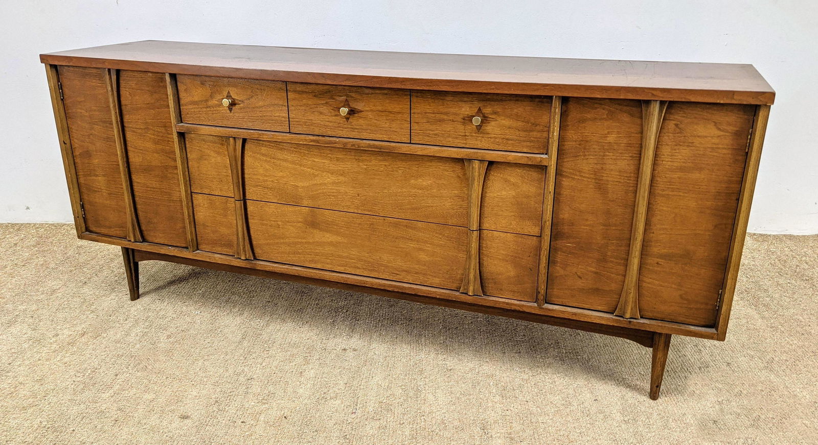 BASSETT American Modern Walnut Credenza Buffet. Decorat (1 of 20)