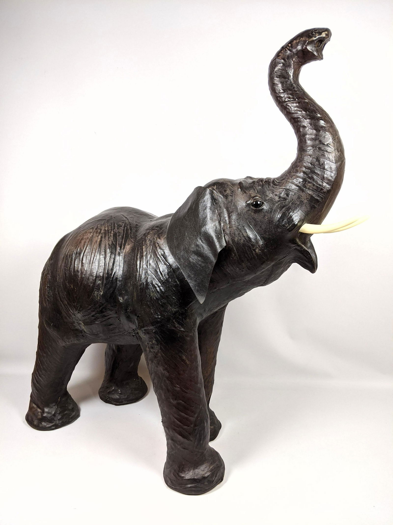 Abercrombie & Fitch Style Leather Elephant. Large figur (1 of 13)
