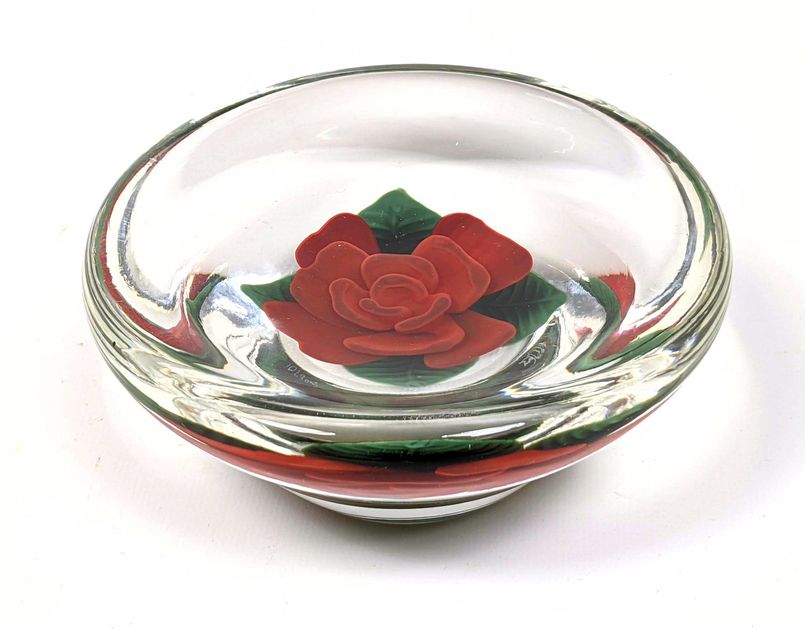 STEVEN LUNDBERG 99 Art Glass Bowl. Interior Red Rose De: STEVEN LUNDBERG 99 Art Glass Bowl. Interior Red Rose Design. Foil Label. Engraved signature. -- Dimensions: H: 2.25 inches: W: 5.5 inches: D: 5.5 inches --- US Shipping charge: $35 Plus insurance at a