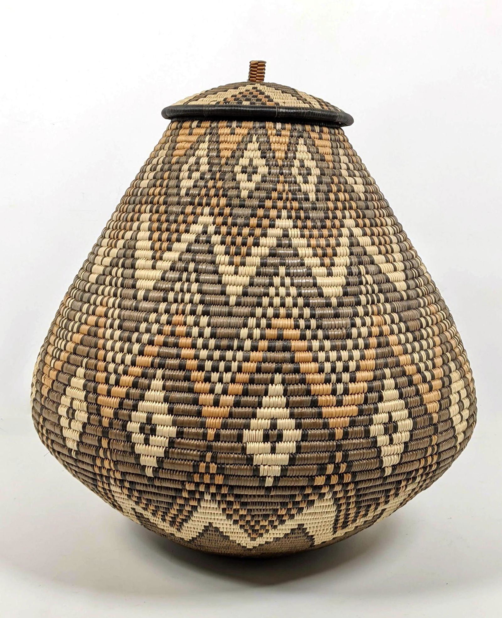 African Zulu Woven Palm Basket. Diamond Pattern. (1 of 12)