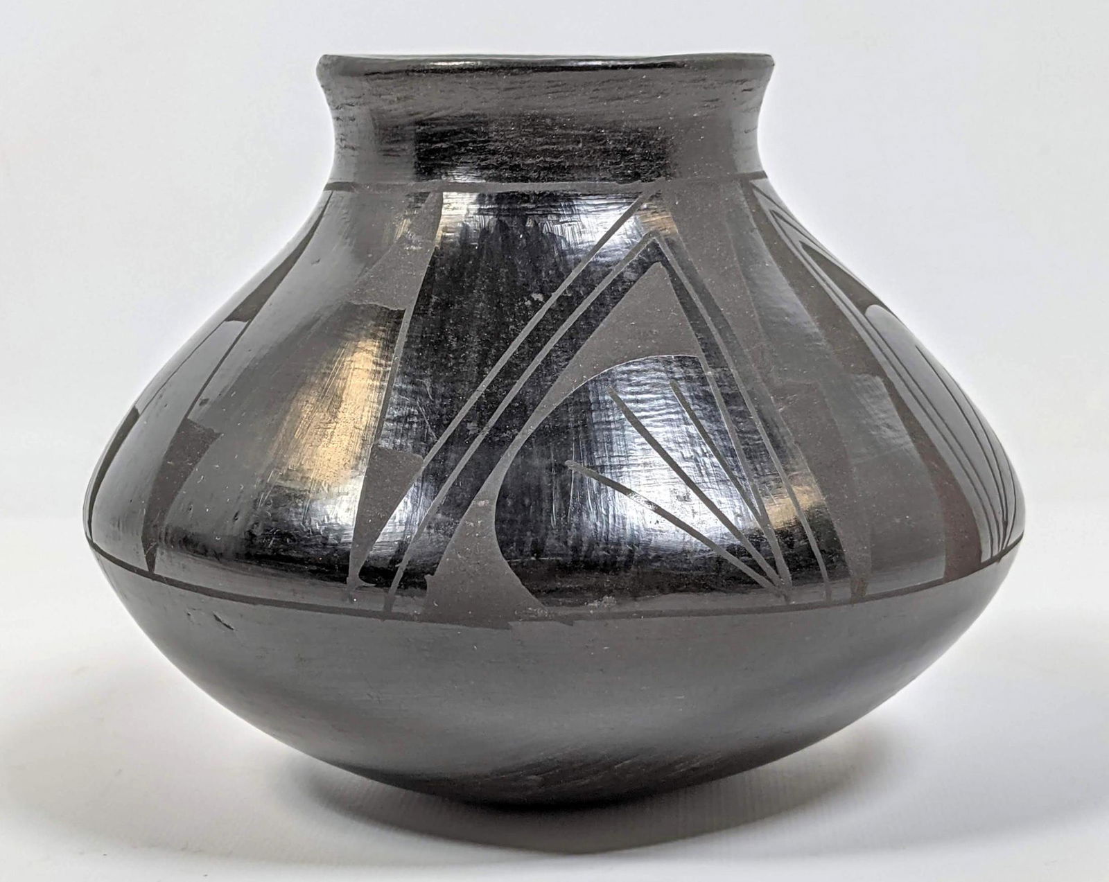 CASAS GRANDES Mexican Pottery Vase. Signed.  Black on B (1 of 8)