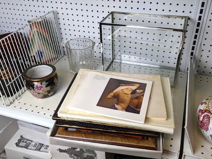 Lot art Books, frames, Accessories. Michael Leonard, Pi: Lot art Books, frames, Accessories. Michael Leonard, Pierre Brisset, Fers De Cesar. -- Dimensions: ---