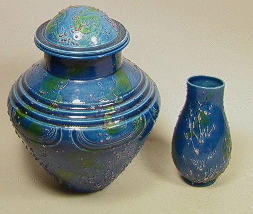 2pcs Raymor Italian Pottery. Lidded Jar and Vase: 2pcs Raymor Italian Pottery. Lidded Jar and Vase. Blue with slip glaze. Marked.-- Dimensions: H: 12 inches: W: 10 inches --- Condition (General): Very Good Condition. Please contact us with specific q