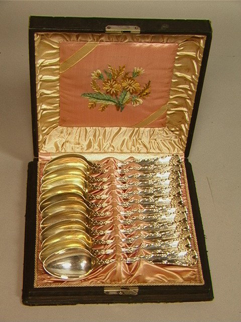 Set 12 TIFFANY & CO Sterling Silver Teaspoons Spo: Set 12 TIFFANY & CO Sterling Silver Teaspoons Spoons. Shell design. Fitted Satin lined Leather Box. -- Dimensions: : D: 1.25 inches: L: 6.25 inches--- Weight: 11.95 Troy ozs. ---- --- Condition (Gener