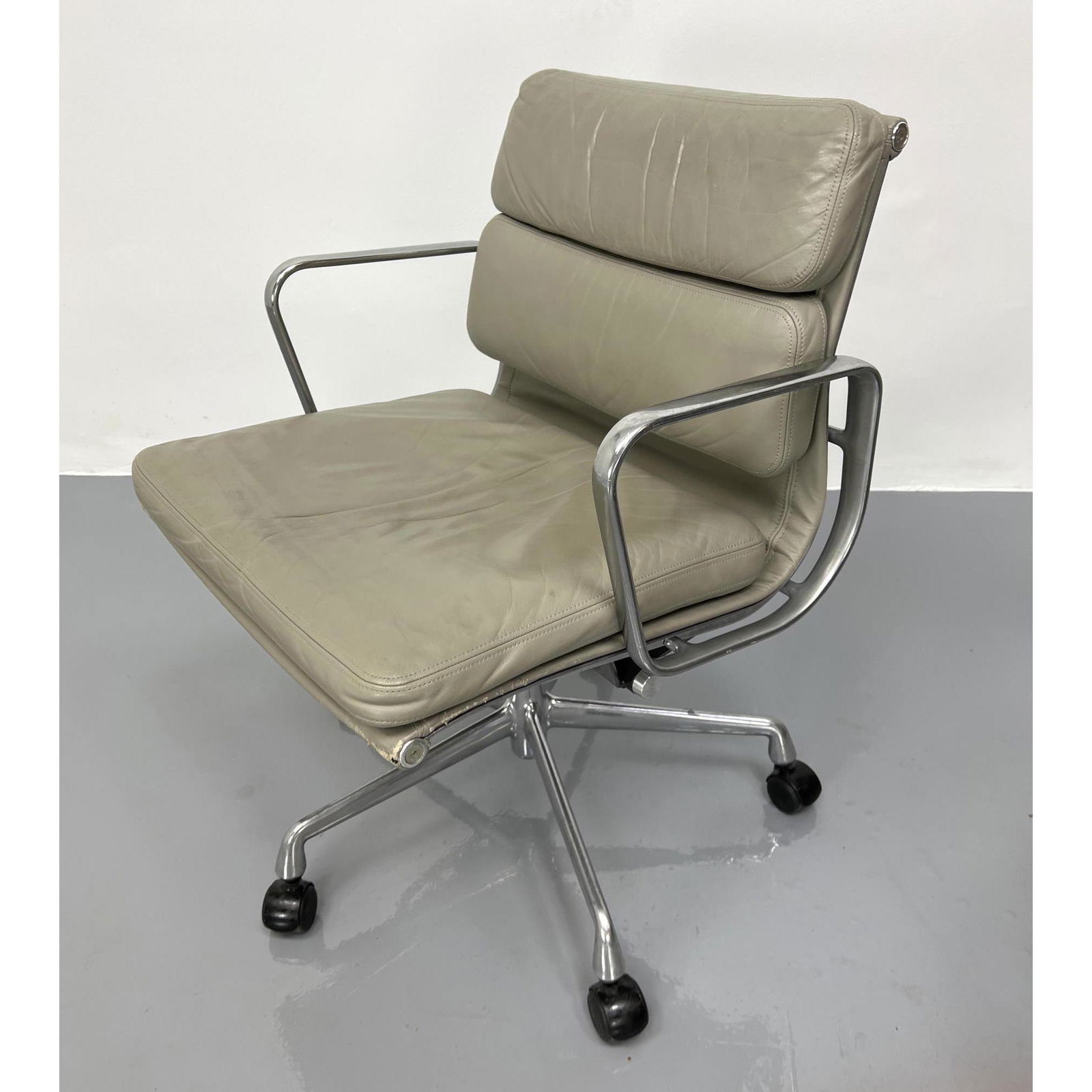 Charles Eames Herman Miller rolling soft pad chair. Des (1 of 10)