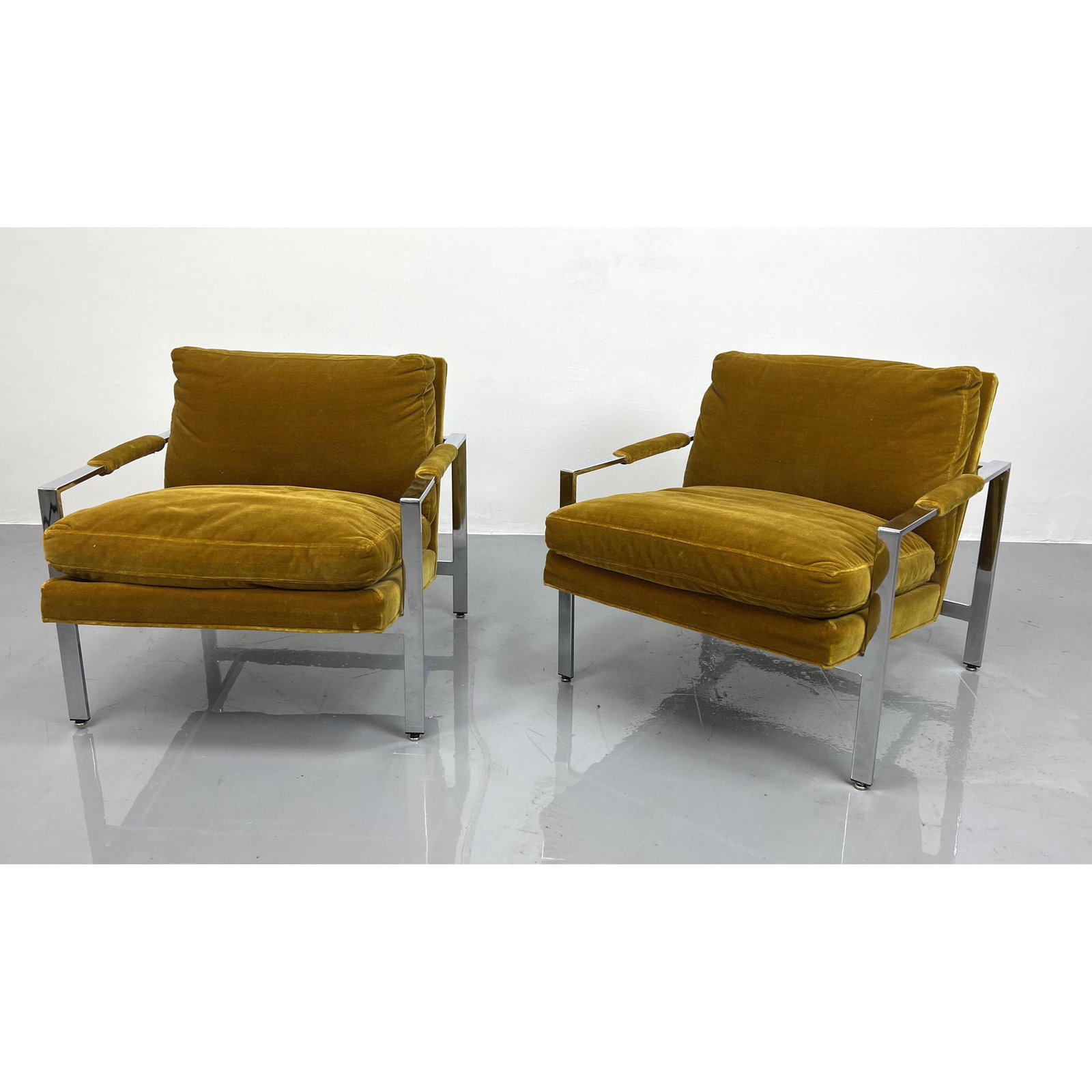 Pair Milo Baughman Lounge Chairs by Thayer Coggin. Maur (1 of 12)