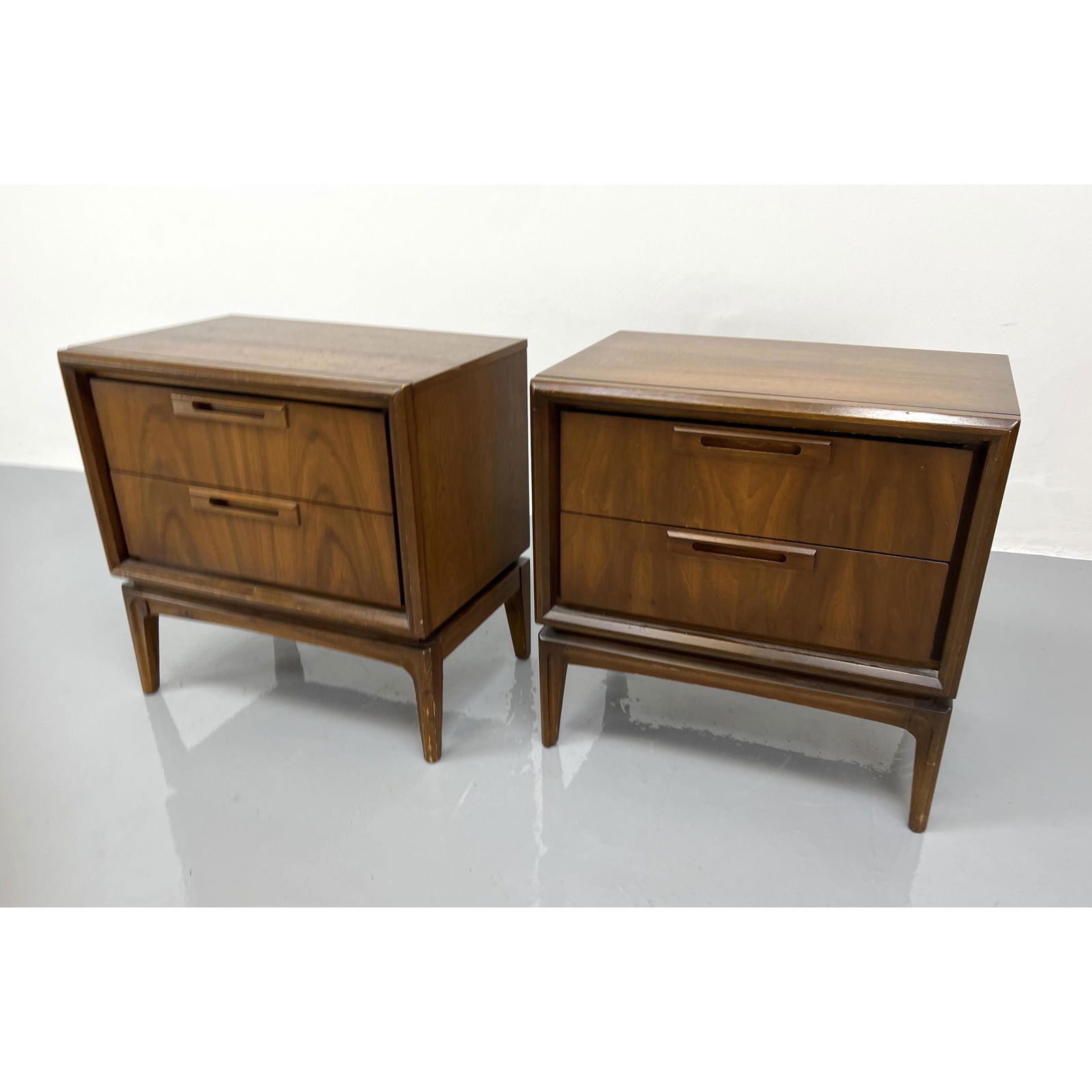 Pr American Modern Walnut Night Stands, Side Tables. (1 of 9)