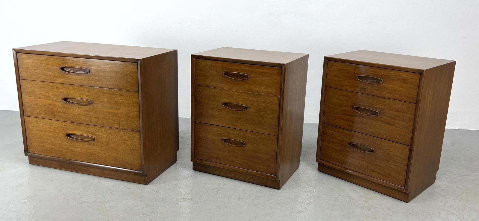 3pc HENREDON  American Modern Walnut Bedroom Set. Bache (1 of 15)