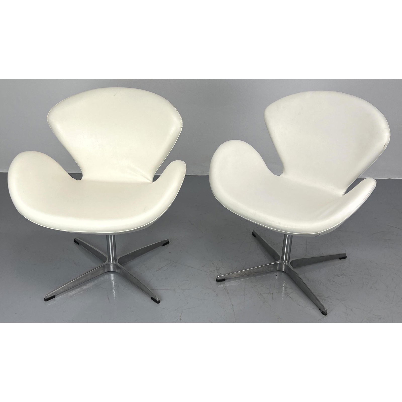 Pair Contemporary Swan Style Lounge Chairs. (1 of 9)