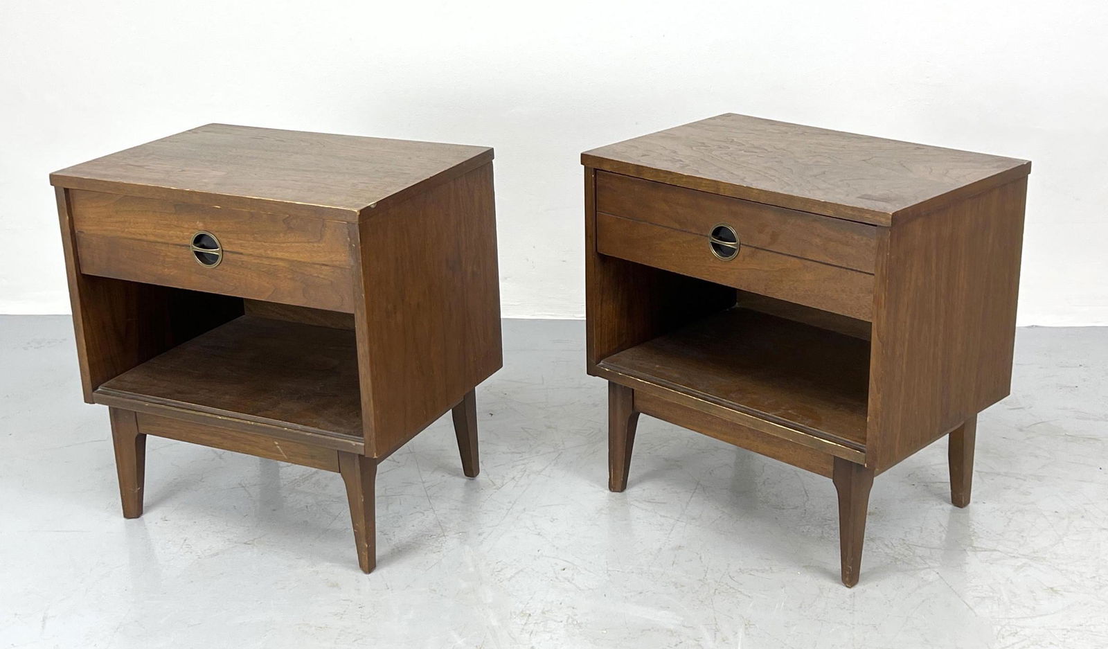 Pr American Modern Walnut Night Stands. Tapered legs. (1 of 11)