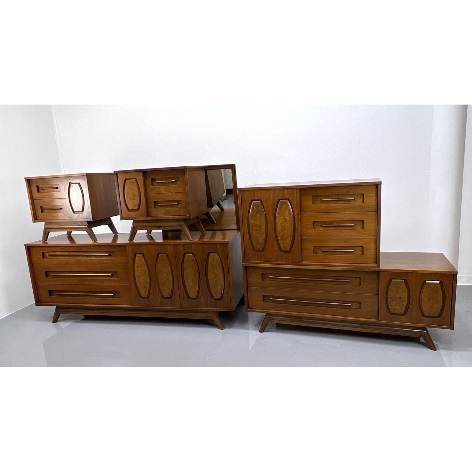 6pc American Modern Walnut Bedroom Set. Pr Night Stands (1 of 11)