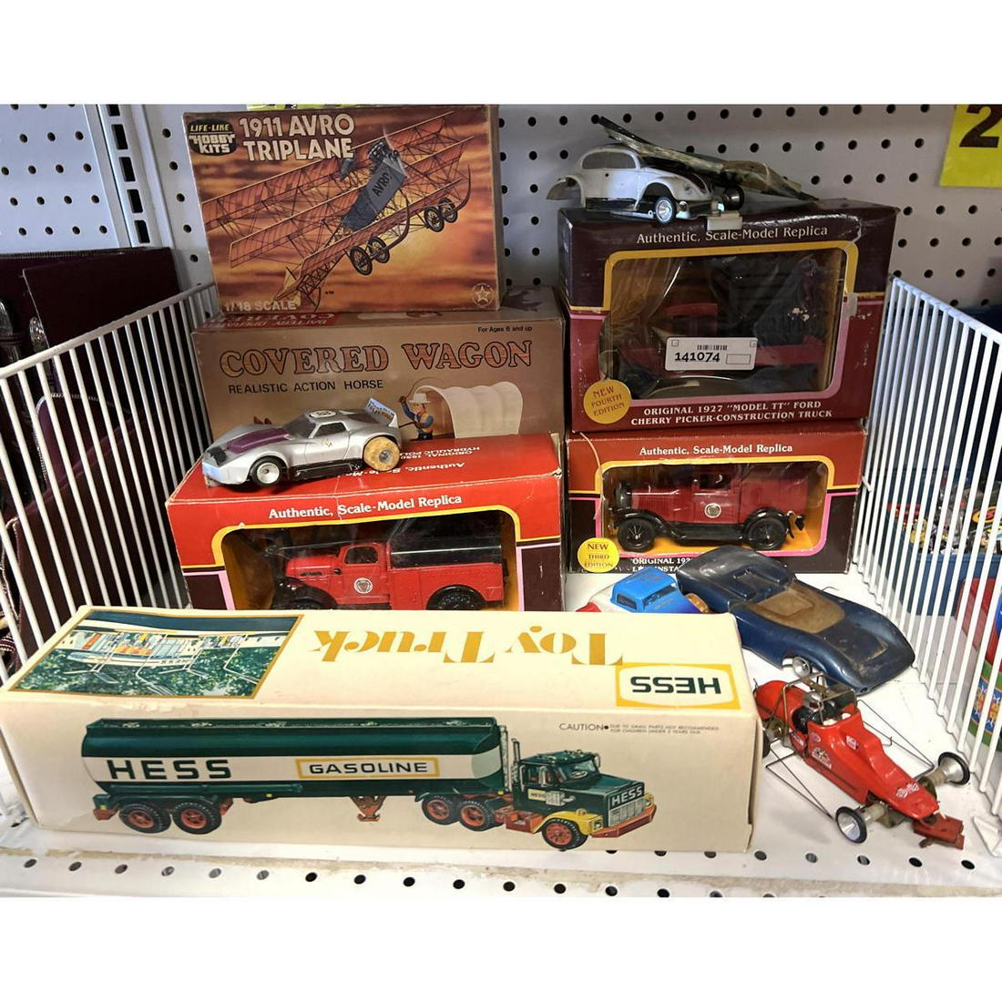 Lot Hess truck, models and cars. (1 of 5)