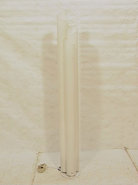 Artemide VICO MAGISTRETTI Acrylic Floor Lamp CHIM: Artemide VICO MAGISTRETTI Acrylic Floor Lamp CHIMERA. Milano, Italy. Round White Enamel Base. Well marked on base.-- Dimensions: H: 73 inches: W: 9 inches: D: 9 inches --- Condition (General): Very Go