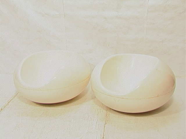 Pr Eero Arnio White Plastic Ball Chairs. : Pr Eero Arnio White Plastic Ball Chairs. -- Dimensions: H: 22 inches: W: 35 inches --- Condition (General): Some scuffs and scratches. Please contact us with specific questions about condition, not vi