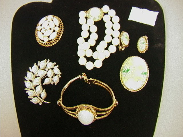 6 pc Lot Signed Costume Jewelry. HOBE pin and Ea: 6 pc Lot Signed Costume Jewelry. HOBE pin and Earrings; CINER Bracelet; HOBE Bracelet; LISNER Pin; 1 Unsigned.-- Dimensions: --- US Shipping charge: $7