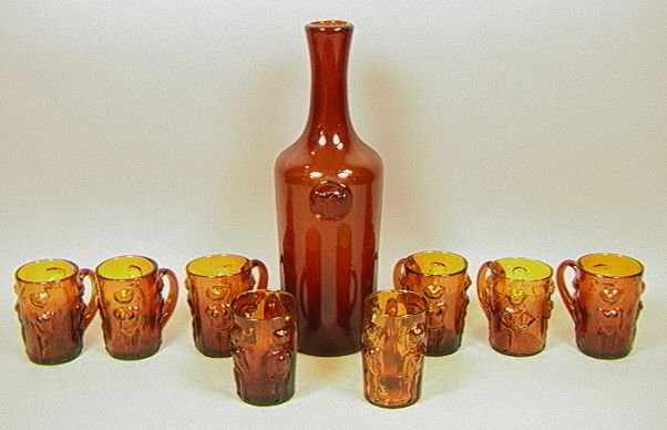 9 pcs ERIK HOGLUND For BODA Glass Decanter & 8 Be: 9 pcs ERIK HOGLUND For BODA Glass Decanter & 8 Beer Mugs. Large Amber Glass Bottle Vase. Eight Amber Glass Handled Beer Mugs. Bottle Vase signed and Numbered; Pictured in Judith Miller's Price Guide.-