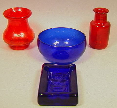 4 pcs ERIK HOGLUND For BODA Glass Blue, Orange an: 4 pcs ERIK HOGLUND For BODA Glass Blue, Orange and Red Glass. Red Tall neck Bottle Vase. Orange Vase. Two Cobalt Blue Dishes; one with female figure. Signed and numbered. Some labeled. -- Dimensions: