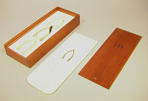 Boxed Set of Wishbones by Jeff Ryan, 21 Steps. Bo: Boxed Set of Wishbones by Jeff Ryan, 21 Steps. Boxed set of 3 Wishbones: Ceramic, Rubber and Bronze infelt lined wood bow. Lithography Print of Wish Lists. -- Dimensions: --- Condition (General): Exce