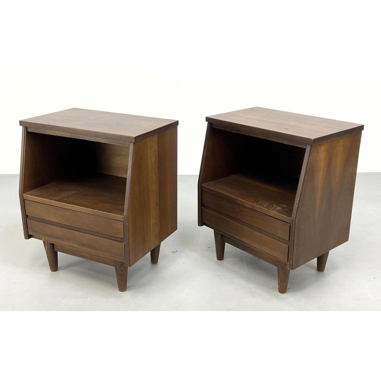 Pair Stanley American Modern Walnut Side Tab le Night Stands. (1 of 10)