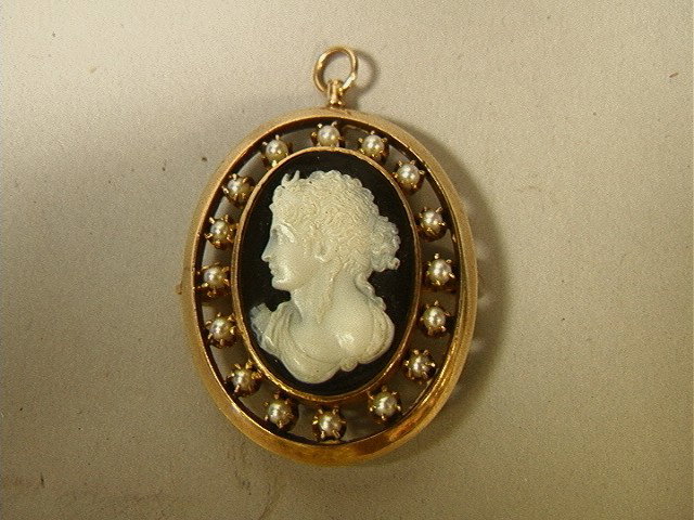 14K GOLD Carved Shell Cameo Seed Pearl Pin Pendan: 14K GOLD Carved Shell Cameo Seed Pearl Pin Pendant. Unmarked.-- Dimensions: H: 1.25 inches: W: 1 inches--- Weight: 5.4 DWT --- Condition (General): Very Good Condition. Please contact us with specific