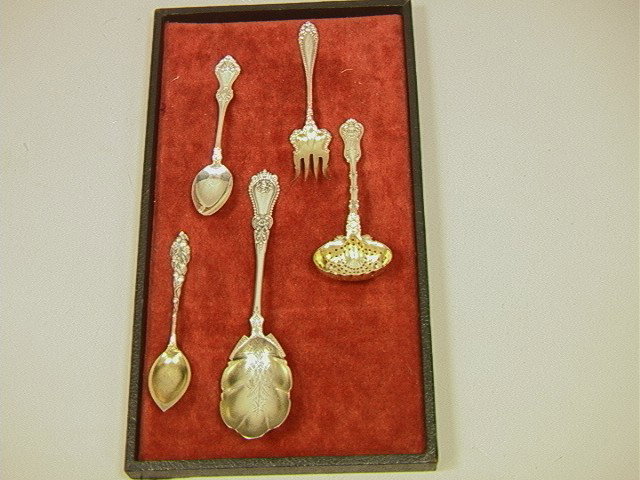 5 Pcs Sterling Serving Spoons Fork. Nice large En: 5 Pcs Sterling Serving Spoons Fork. Nice large Engraved Spoon. One with Pierced Shell Design. Marked. 5 PCS.-- Dimensions: H: 8.25 inches--- Weight: 4.73 Troy ozs. ---- --- Please contact us with spec