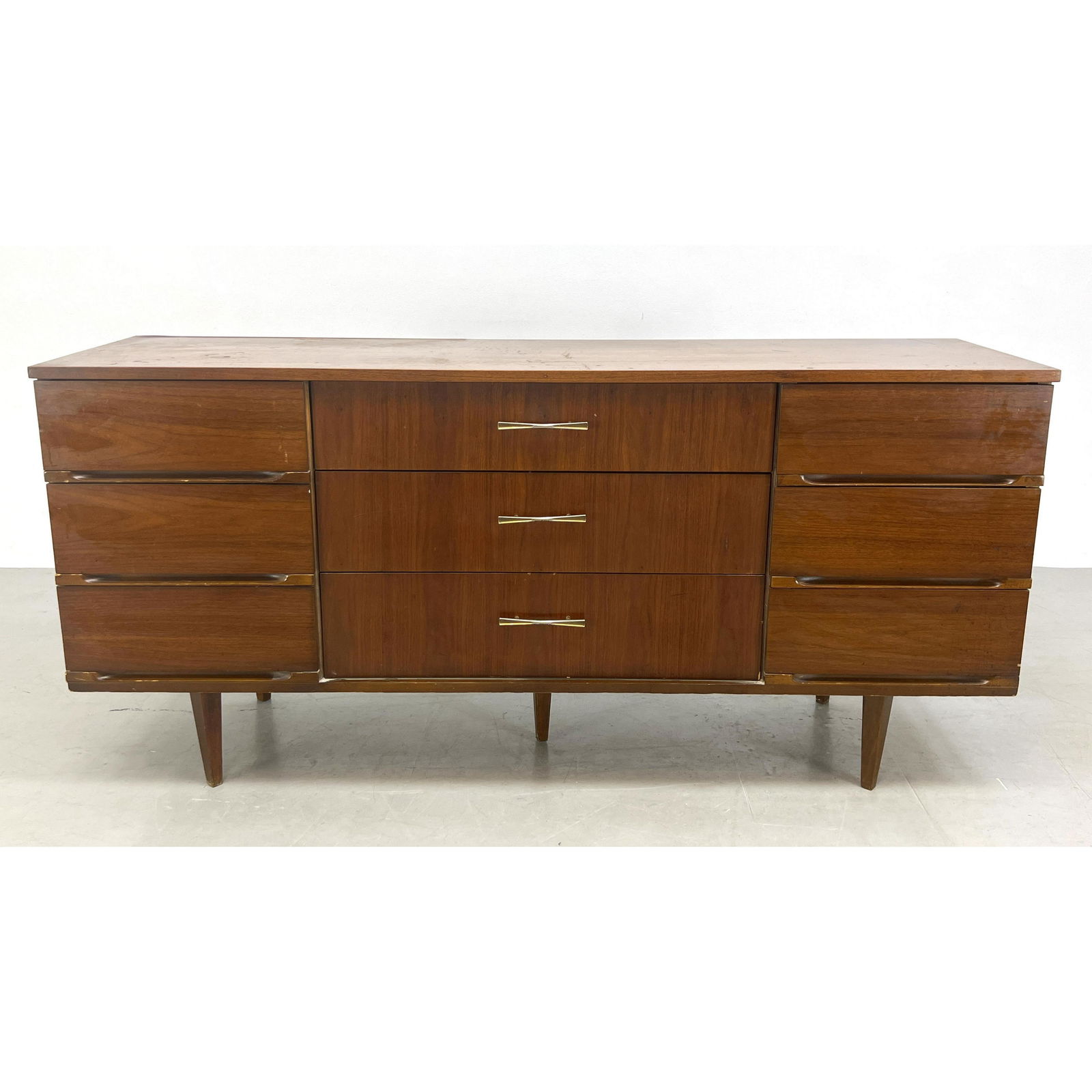 HARMONY HOUSE American Modern Low Dresser Chest. (1 of 13)