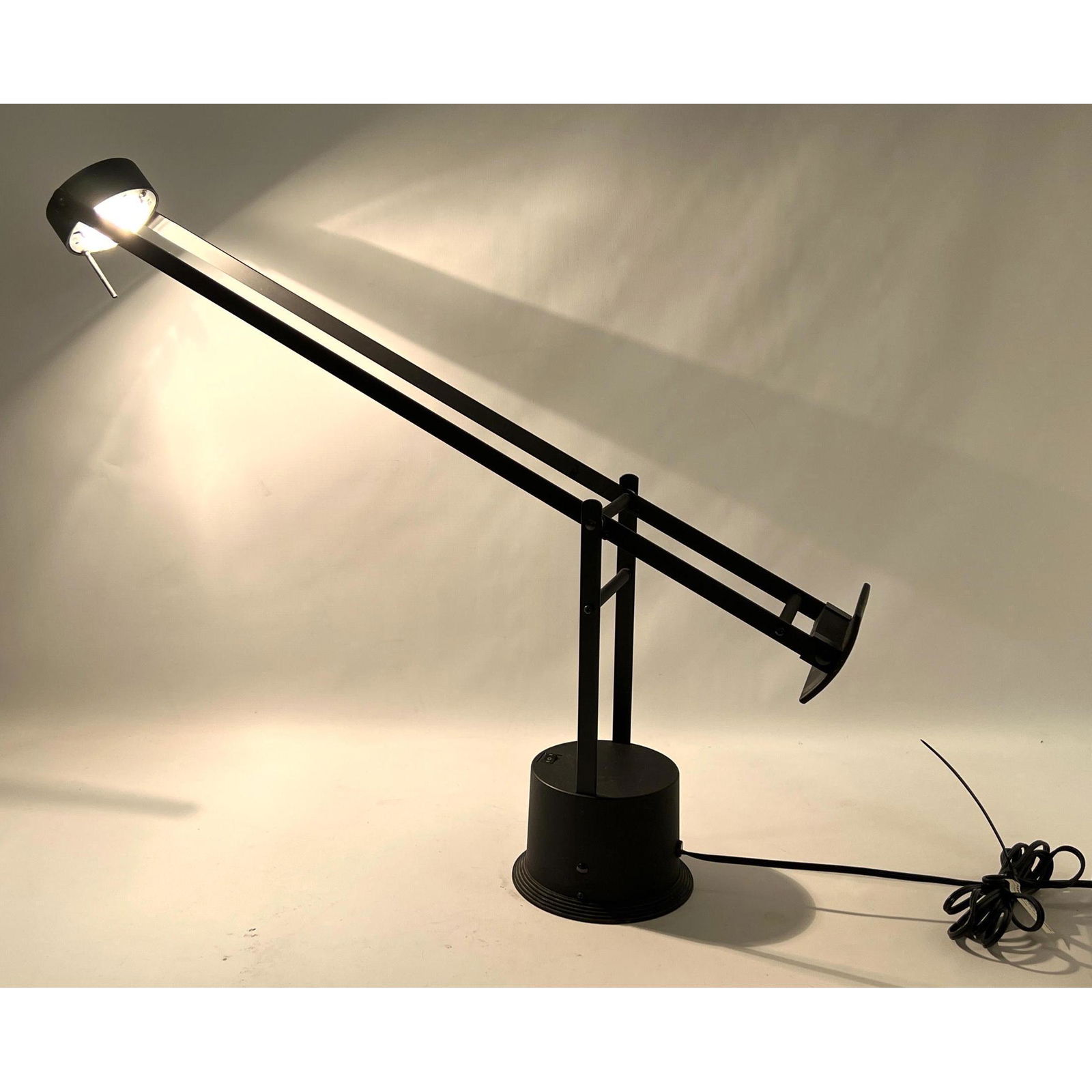 Tizio Style Desk Table Lamp. Counterbalance. (1 of 8)