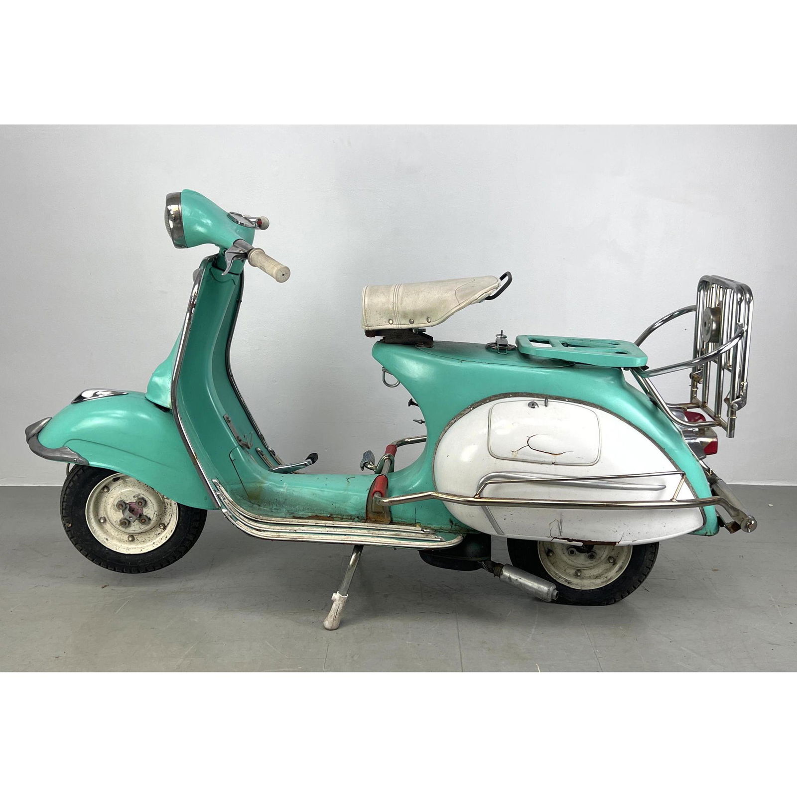 1962 Piaggio scooter. Vespa style. Was running but now not running. No keys. Delaware Title is inclu (1 of 20)