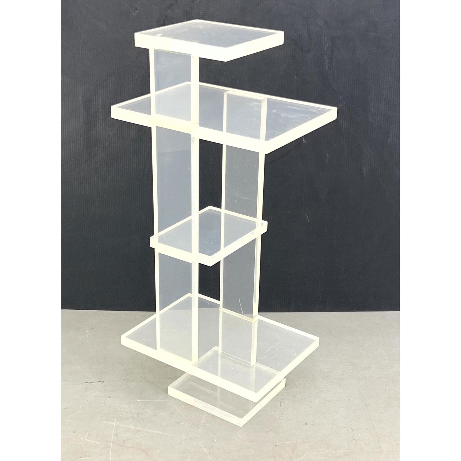 Mid Century Modern Lucite Acrylic Display Pedestal. (1 of 7)