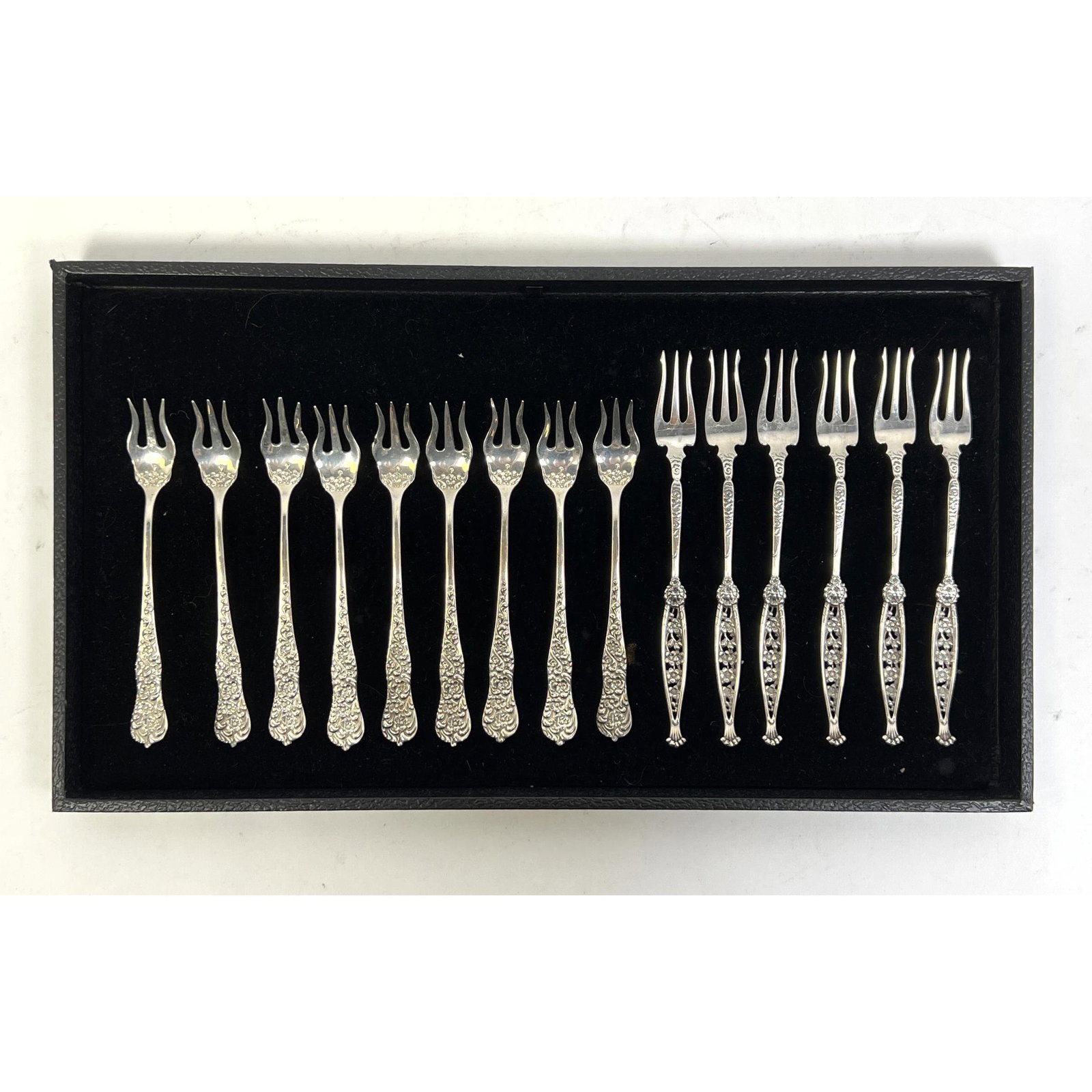 15 pcs sterling hors d'oeuvre forks. Dominic and Haff. 6 inches and 5.25 inches. Whiting.: 15 pcs sterling hors d'oeuvre forks. Dominic and Haff. 6 inches and 5.25 inches. Whiting. Dimensions: H: 6 inches Weight: 6.6 Troy ozs. ---