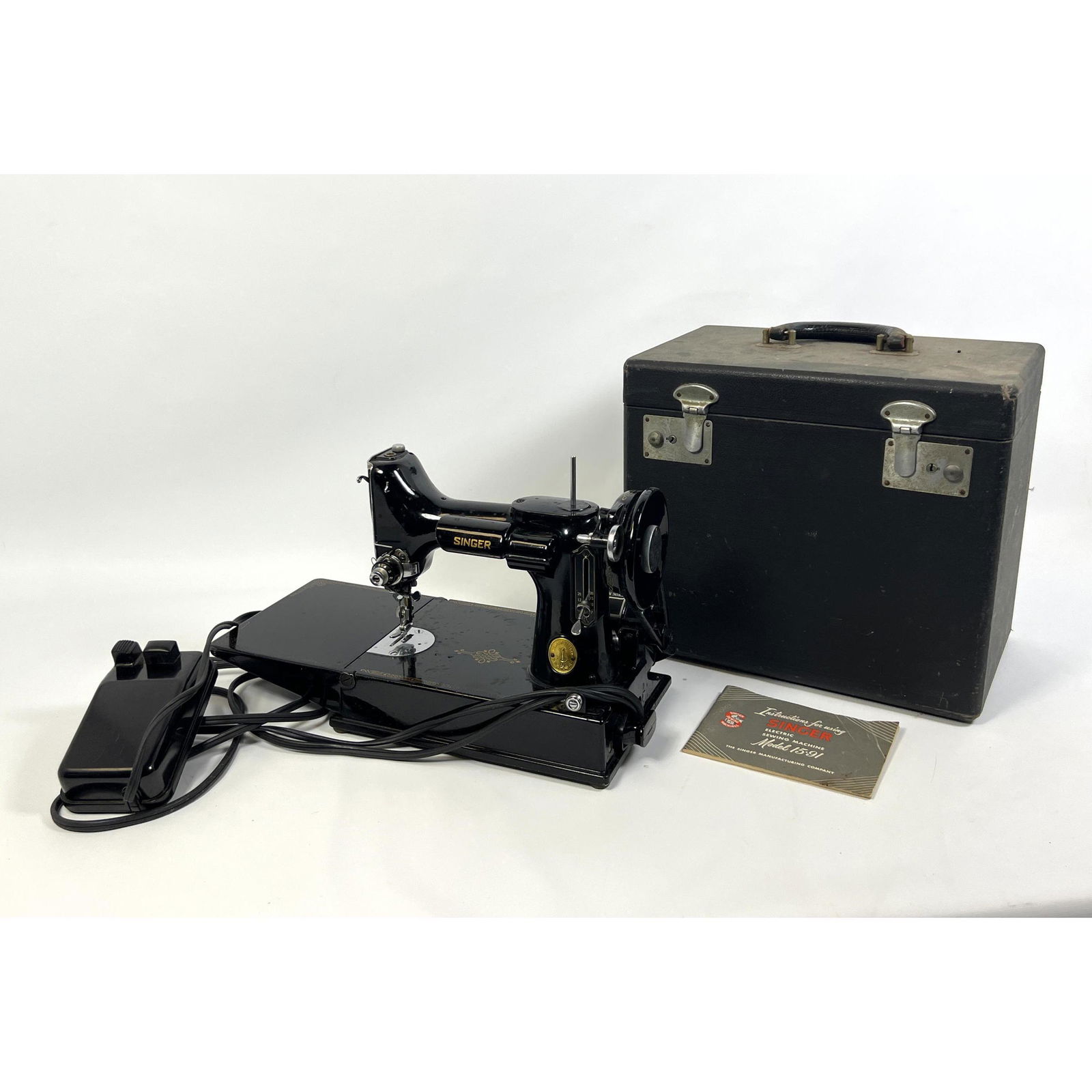 SINGER Featherweight 221 sewing machine (1 of 17)