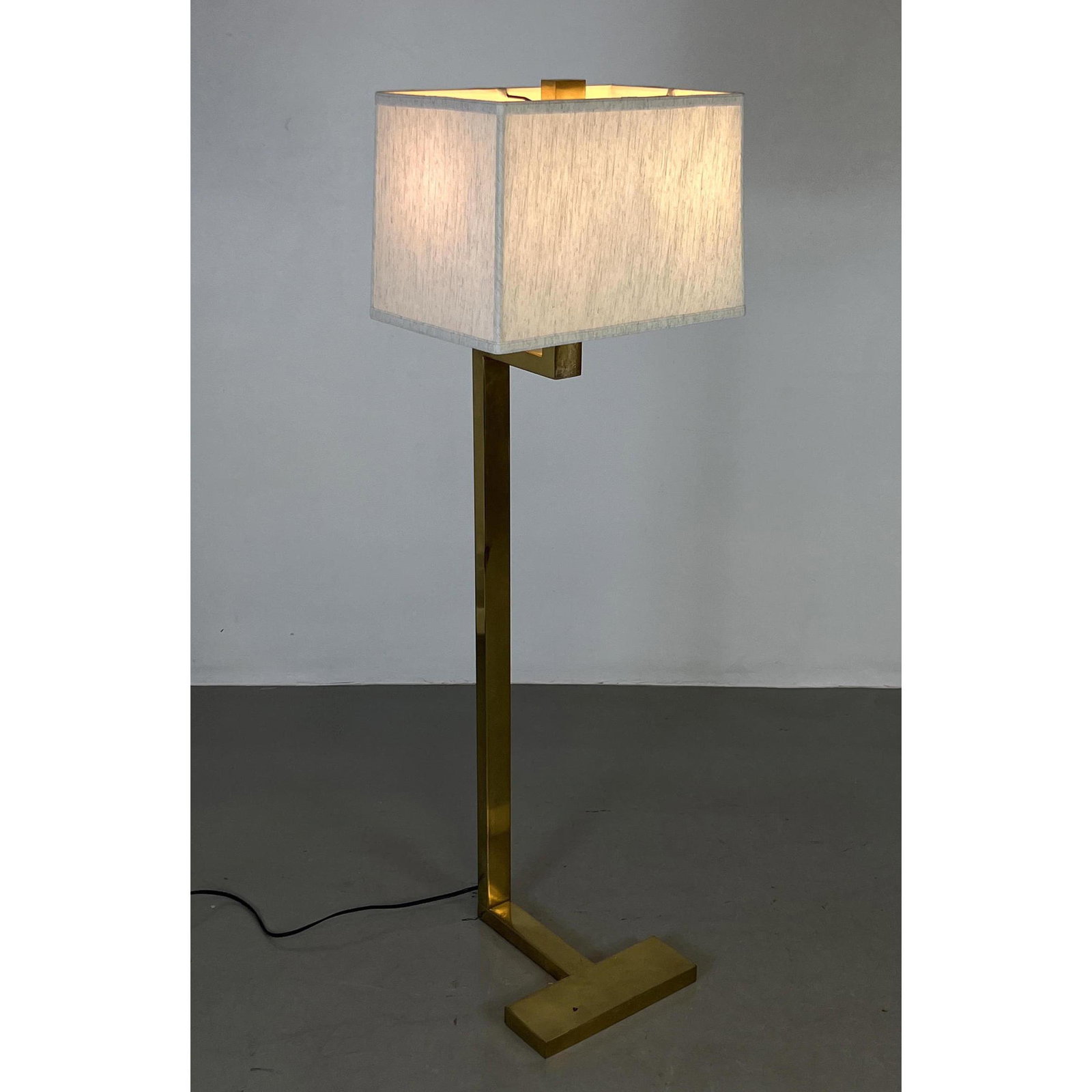 DESIGN INSTITUTE of AMERICA Style Brass Floor Lamp with T Base. (1 of 8)