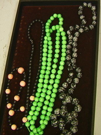 Lot 3 Beaded Necklaces. Carved Snowflake Obsidian: Lot 3 Beaded Necklaces. Carved Snowflake Obsidian Beaded Necklace. Coral Bead Necklace. Green Glass bead Necklace. Longest is 41"-- Dimensions: --- Condition (General): Very Good Condition. Please con